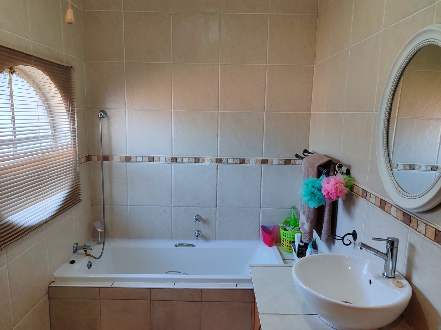 5 Bedroom Property for Sale in Doringkruin North West